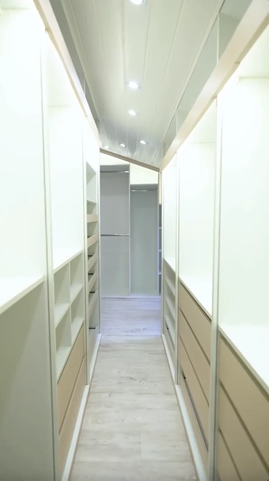 El vestidor súper amplio y con mucho lugar de guardado.