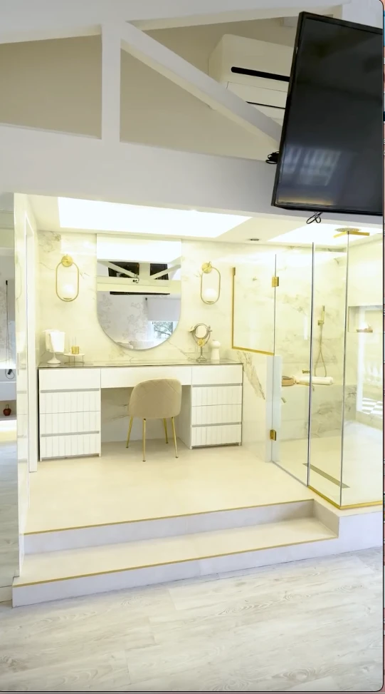Un baño en suite.