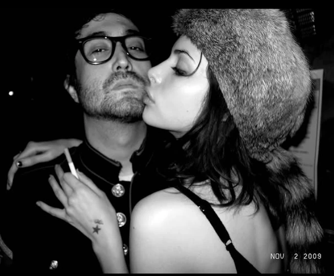 Sean Lennon junto a su pareja Charlotte Kemp Muhl.