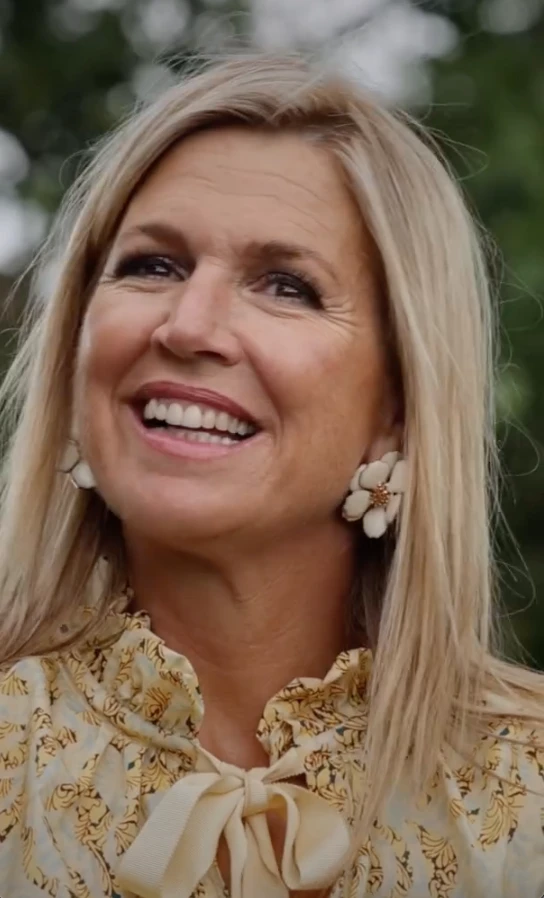 Máxima se sumó al cottagecore para una visita campestre: llevó el color de la temporada