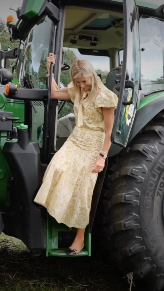 Máxima se sumó al cottagecore para una visita campestre: llevó el color de la temporada