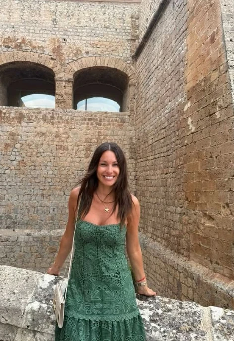 si tenés el pelo oscuro, vale la pena probar diferentes tonalidades de verde y descubrir cuál ilumina más tu rostro.
