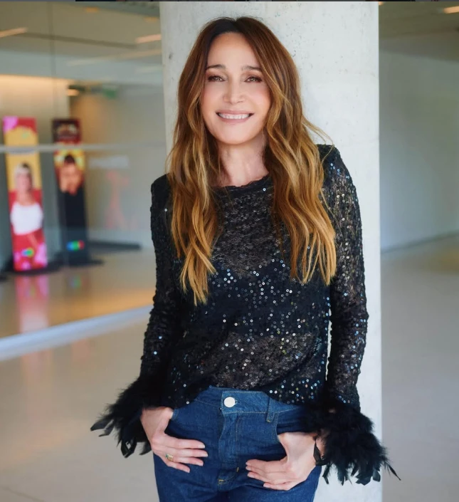 Vero Lozano y su look higth low: lentejuelas + denm.