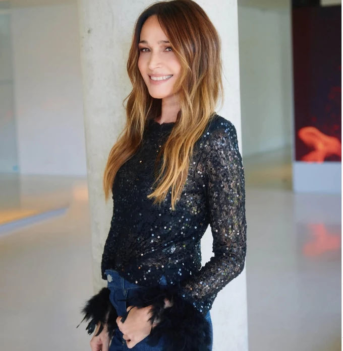 Vero Lozano y su look higth low: lentejuelas + denm.