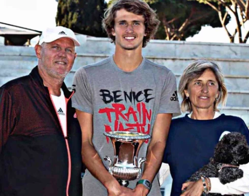 Alexander junto a sus padres