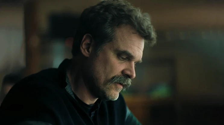 La miniserie de HBO Max que ganó varios Emmy y tiene a Jason Bateman, Linda Cardellini y una estrella de Stranger Things