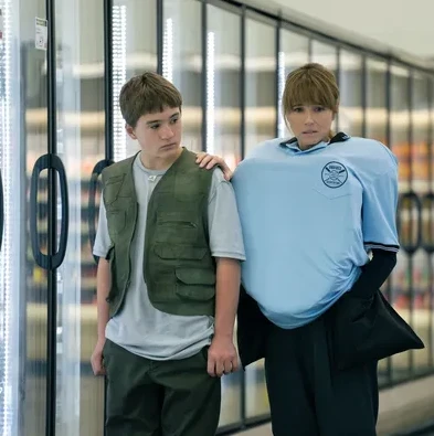 La miniserie de HBO Max que ganó varios Emmy y tiene a Jason Bateman, Linda Cardellini y una estrella de Stranger Things