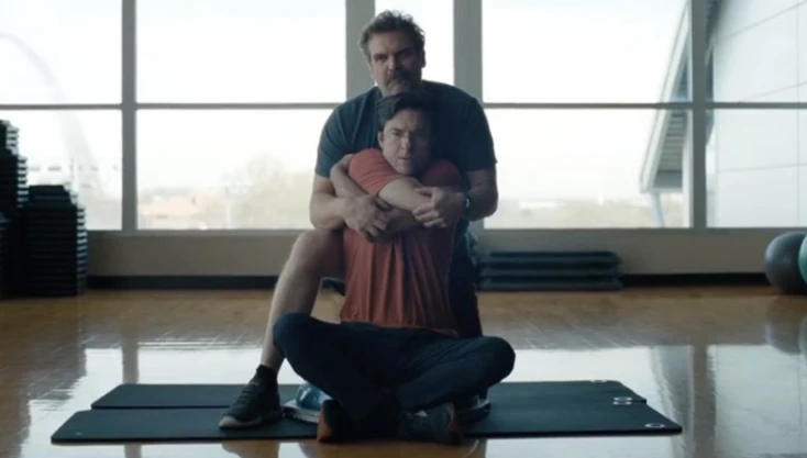 La miniserie de HBO Max que ganó varios Emmy y tiene a Jason Bateman, Linda Cardellini y una estrella de Stranger Things