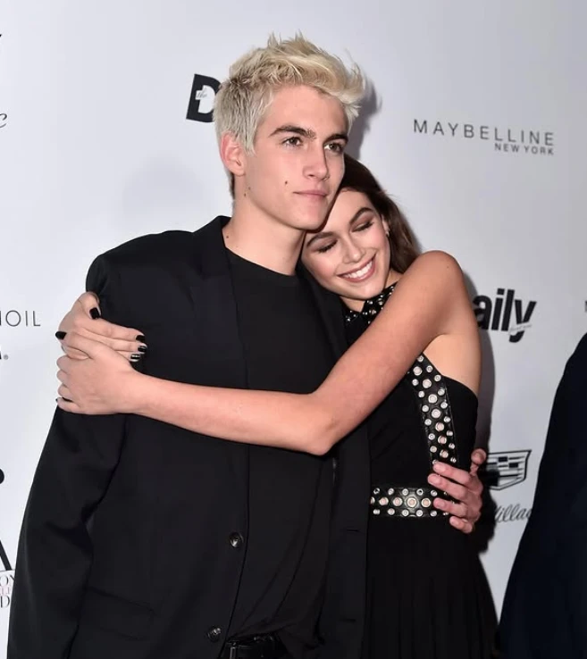 Con su hermana Kaia Gerber.