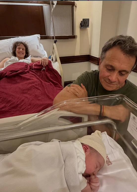 Sergio Lapegüe y su nieta recién nacida Delfina.