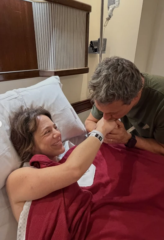 Sergio Lapegüe y su nieta recién nacida Delfina.