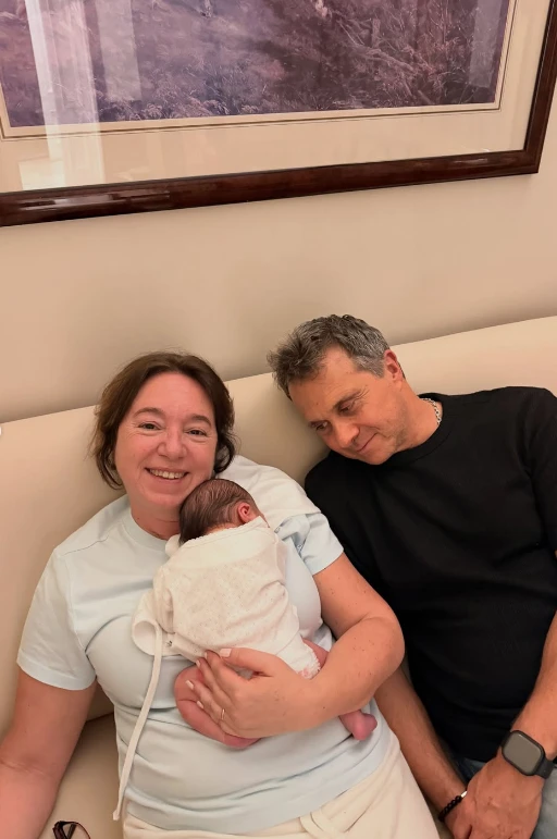 Sergio Lapegüe y su nieta recién nacida Delfina.