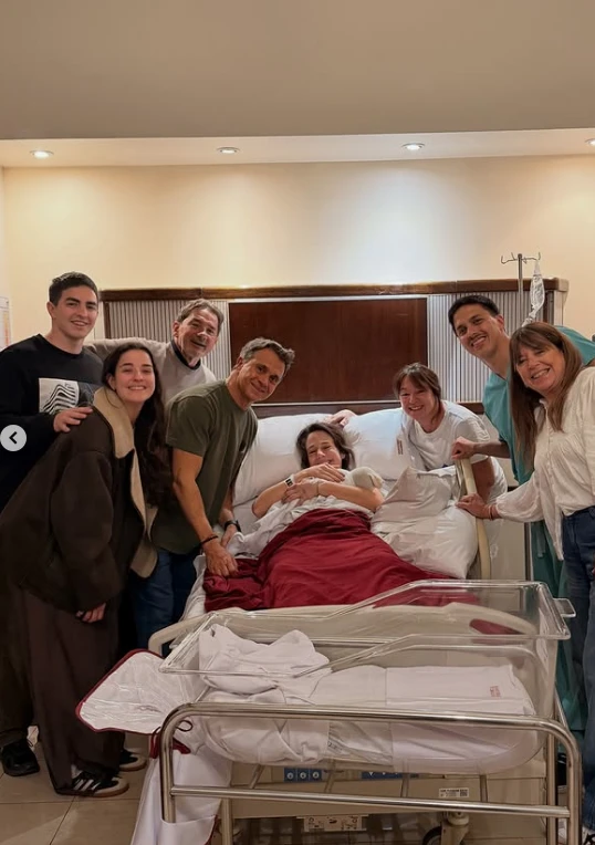 Sergio Lapegüe y su nieta recién nacida Delfina.