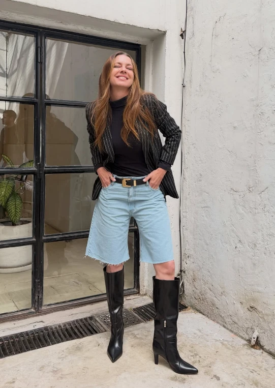 El look de Gege Neumann con bermudas de jean.