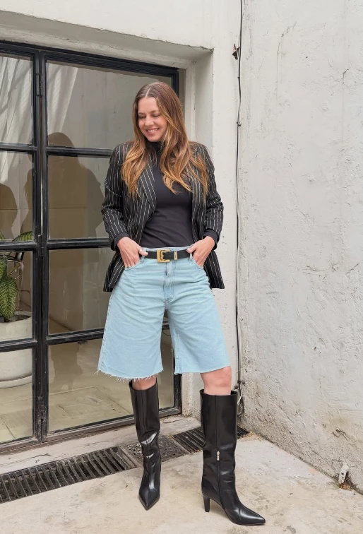 El look de Gege Neumann con bermudas de jean.