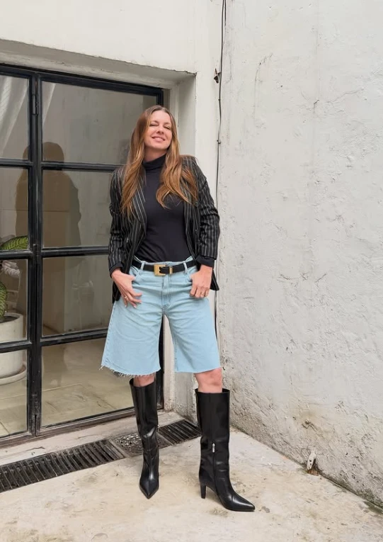 El look de Gege Neumann con bermudas de jean.