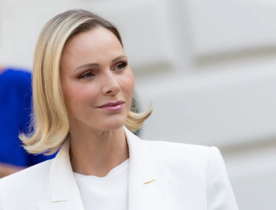 Cómo llevar el traje sastre monocromo según el estilo impecable de Charlene de Mónaco
