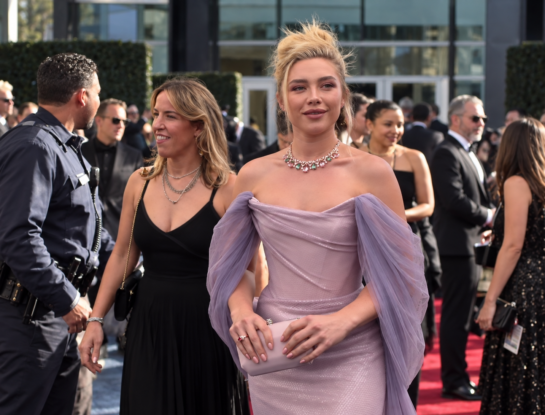 Florence Pugh impactó en los Emmy 2026 con un vestido lila que anticipa el color más romántico de la temporada