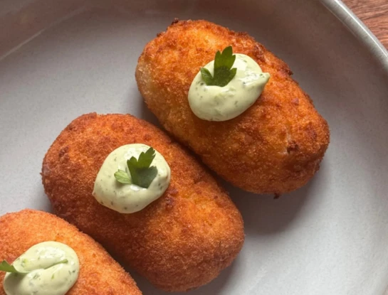 Croquetas españolas de jamón cremosas por dentro y crocantes por fuera DESTACADA