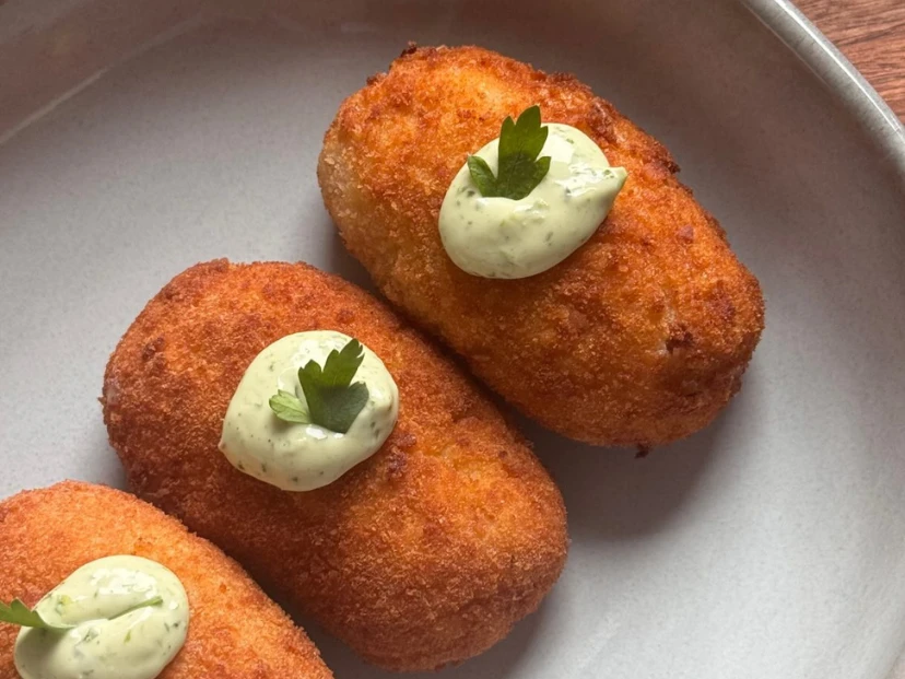Croquetas españolas de jamón cremosas por dentro y crocantes por fuera DESTACADA