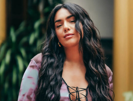 Angela Leiva impuso la tendencia burgundy con un audaz look lencero