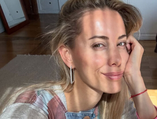 Anita Espasandín adelantó dos tendencias de primavera: camisa estilo mantel y pantalón barrel blanco