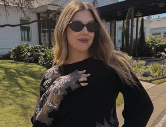 Las bermudas vuelven reversionadas en su versión más glam: así las llevó Stephanie Demner