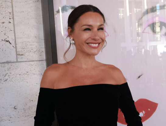 Pampita marcó tendencia en Nueva York con un vestido de escote Bardot