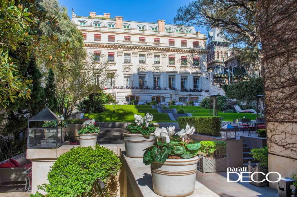 El Palacio Duhau visto desde sus jardines: arquitectura y paisaje se encuentran en uno de los sectores más reconocibles del edificio.