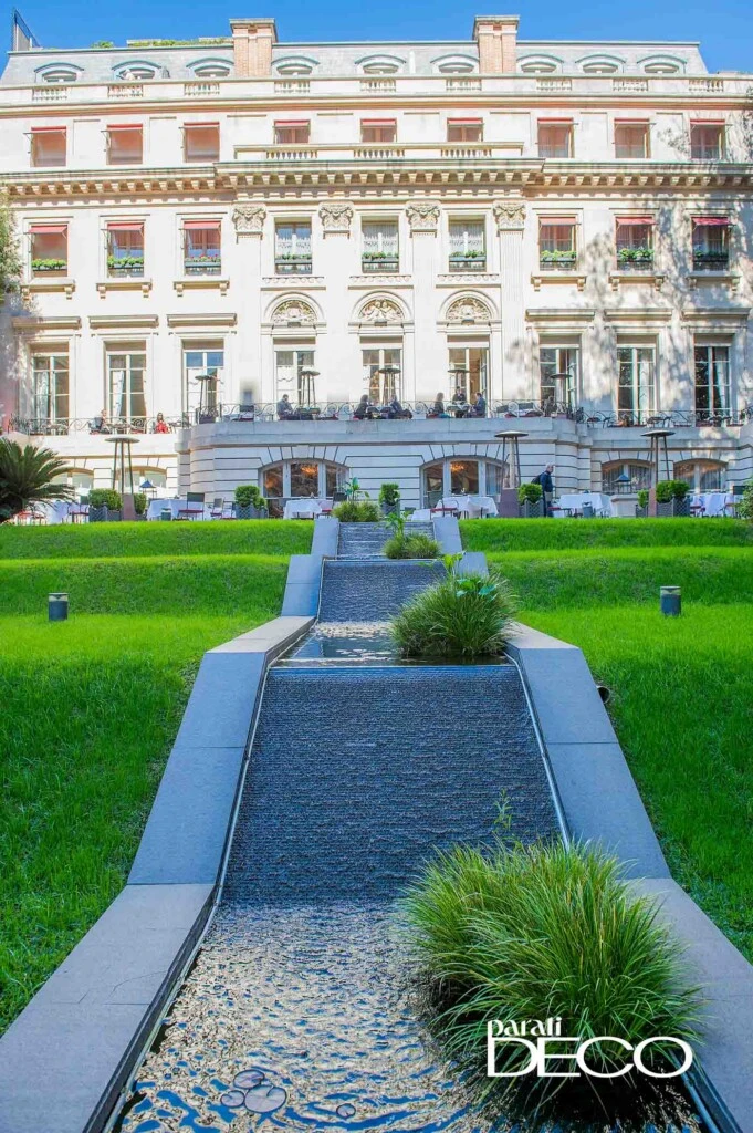 Los jardines escalonados acompañan la barranca natural del terreno y enmarcan una de las vistas más emblemáticas del Palacio Duhau.