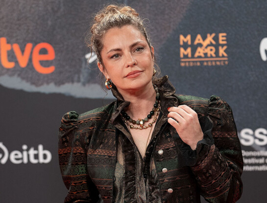El look de Dolores Fonzi en la red carpet del Festival de San Sebastián: sastrería, textura y hombreras marcadas