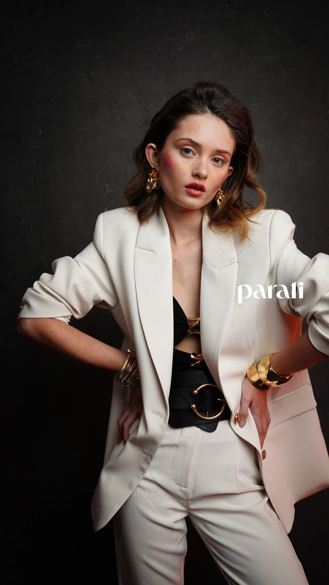 Traje de blazer con hombreras y pantalón recto y top tejido @portsaidoficial. Stilettos de cuero @oggizapatos. Cinturón elastizado con detalle de cuero, aros y pulseras @lunagarzonaccesorios