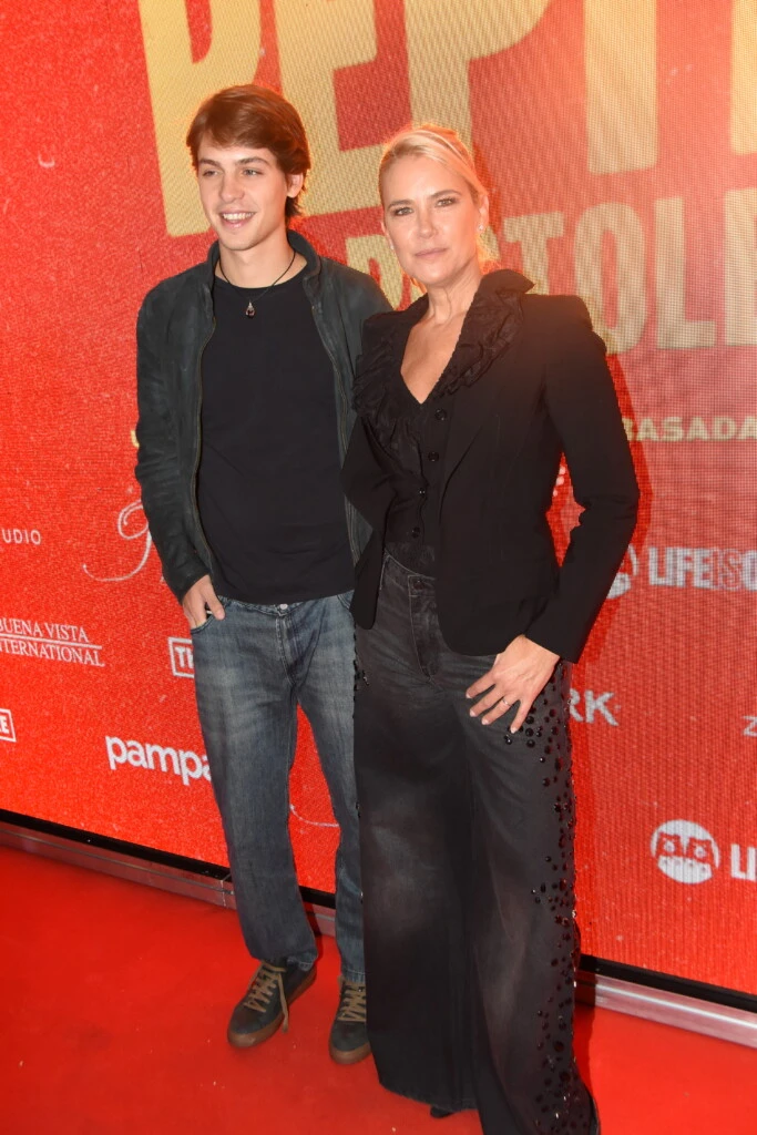 Valeria Mazza junto a su hijo menor, Benicio Gravier, modelo internacional, actor y cantante

