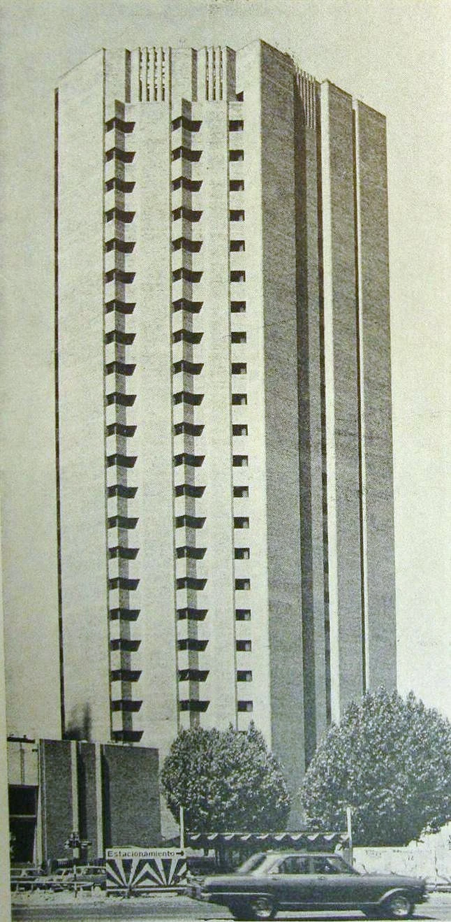 La Torre Conurban, diseñada por los arquitectos Kocourek, Katzenstein y Llorens y terminada en 1973. Se encuentra en el complejo Catalinas Norte, en el barrio de Retiro.