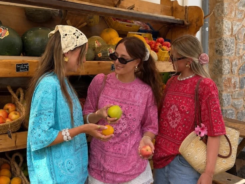Del pañuelo a la camisa: el estampado bandana se mete en el placard de primavera