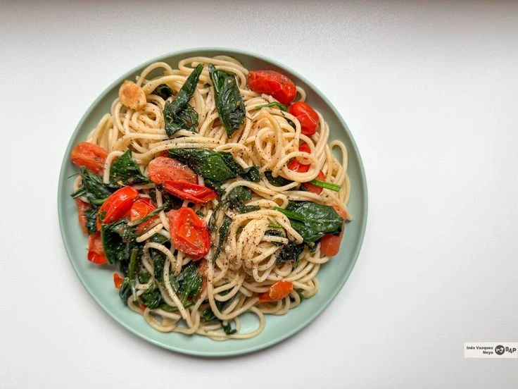 Pasta gratinada con cherrys y espinaca. Foto: Pinterest