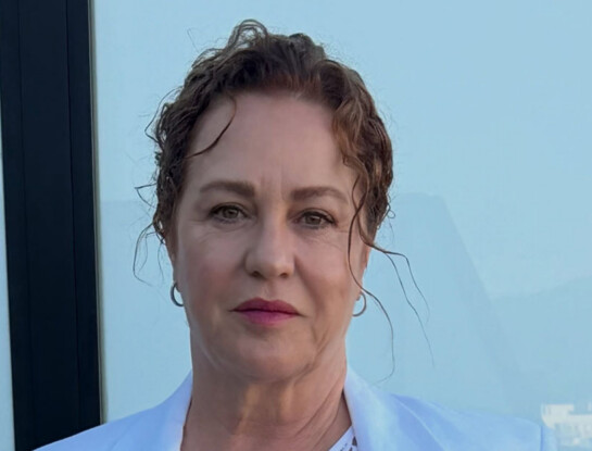 Flor Bas, la esposa de Ricardo Darín, llevó el look sastrero de lino blanco que es perfecto para un evento de día o un civil