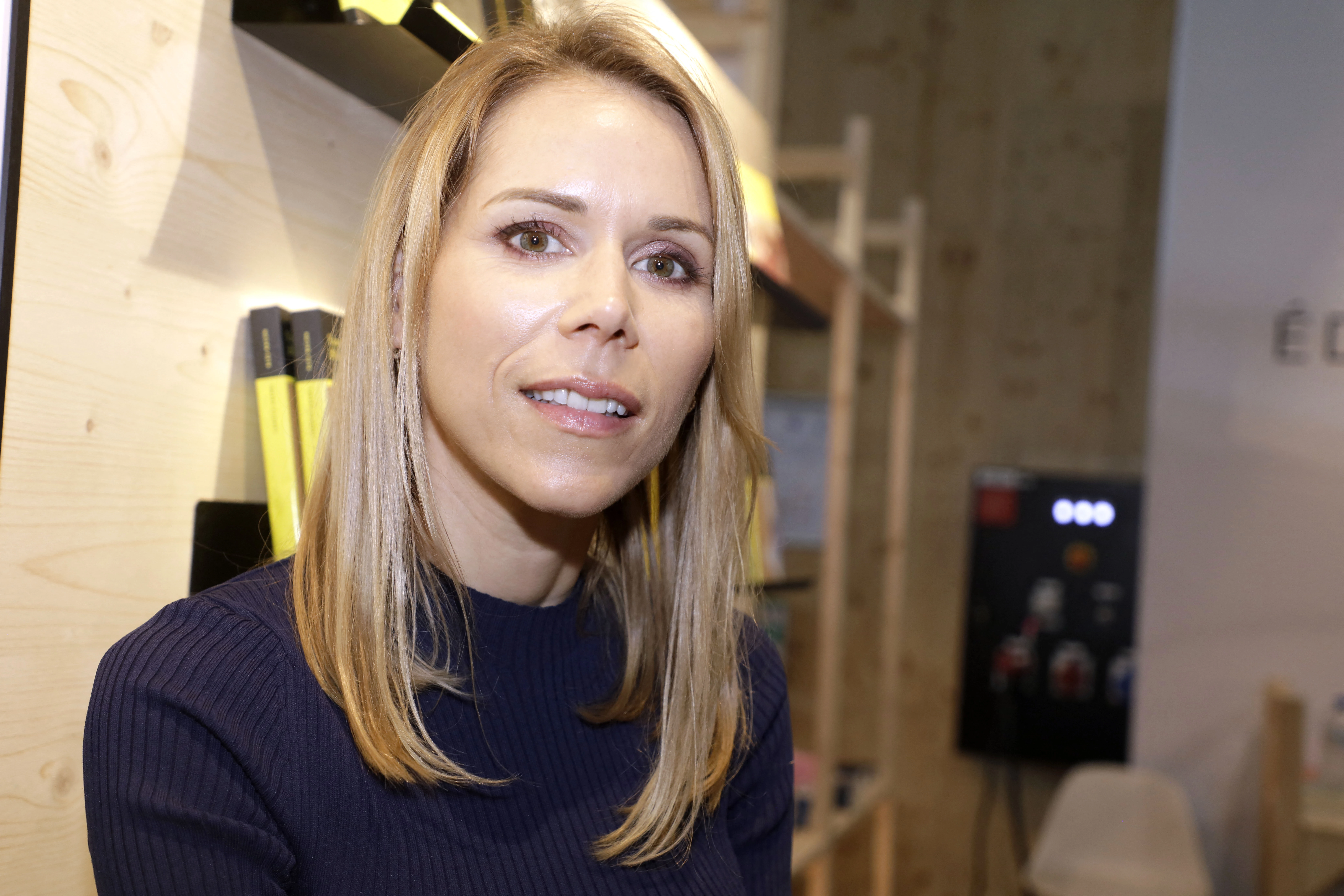 Tiphaine Auzière  de 42 años está en pareja con un hombre 20 años menor que ella repitiendo la historia de su madre. 