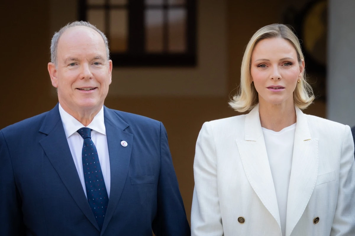 Charlene de Mónaco lleva el sastre monocromo a la máxima expresión y se consagra como la reina del minimalismo