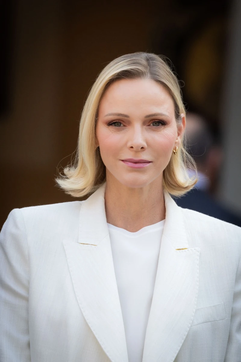 Charlene de Mónaco lleva el sastre monocromo a la máxima expresión y se consagra como la reina del minimalismo