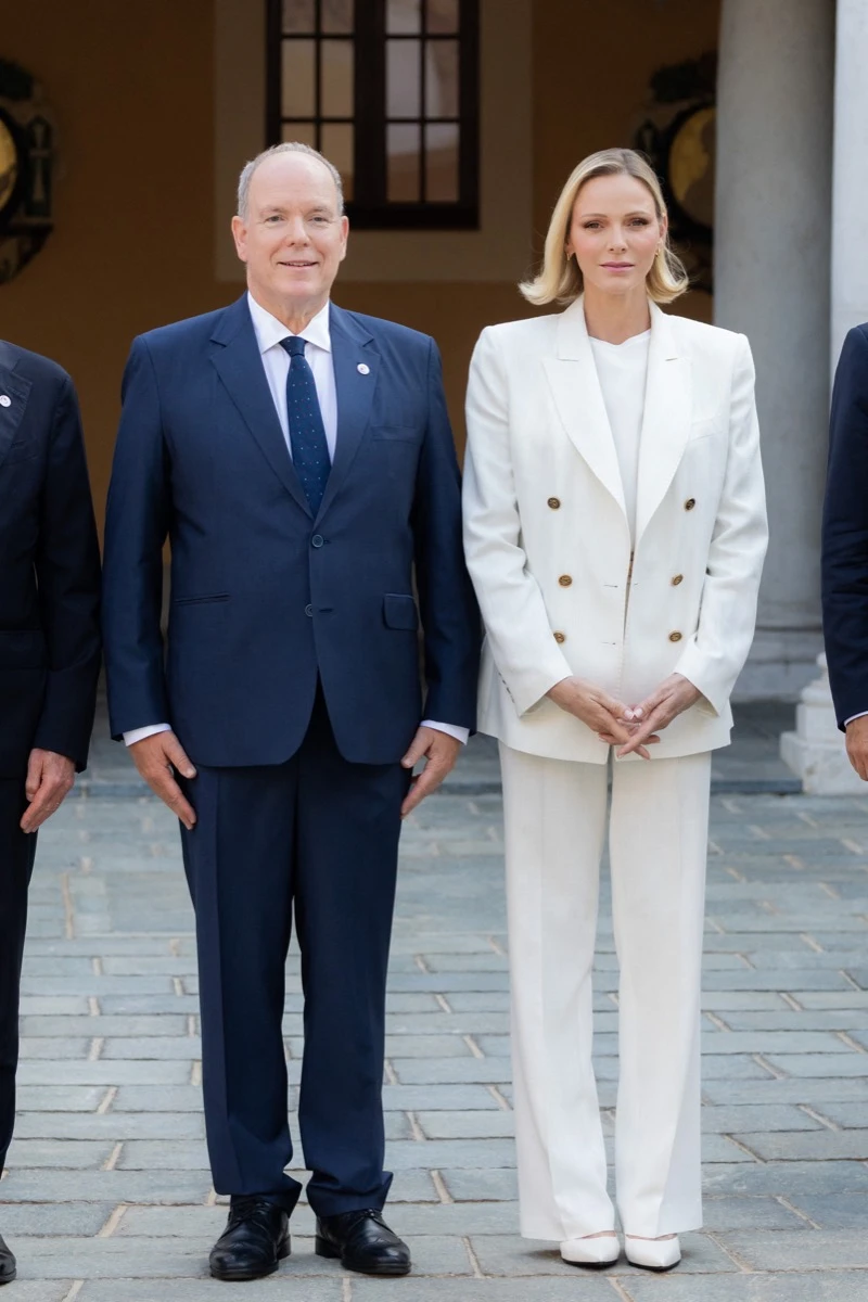 Charlene de Mónaco lleva el sastre monocromo a la máxima expresión y se consagra como la reina del minimalismo