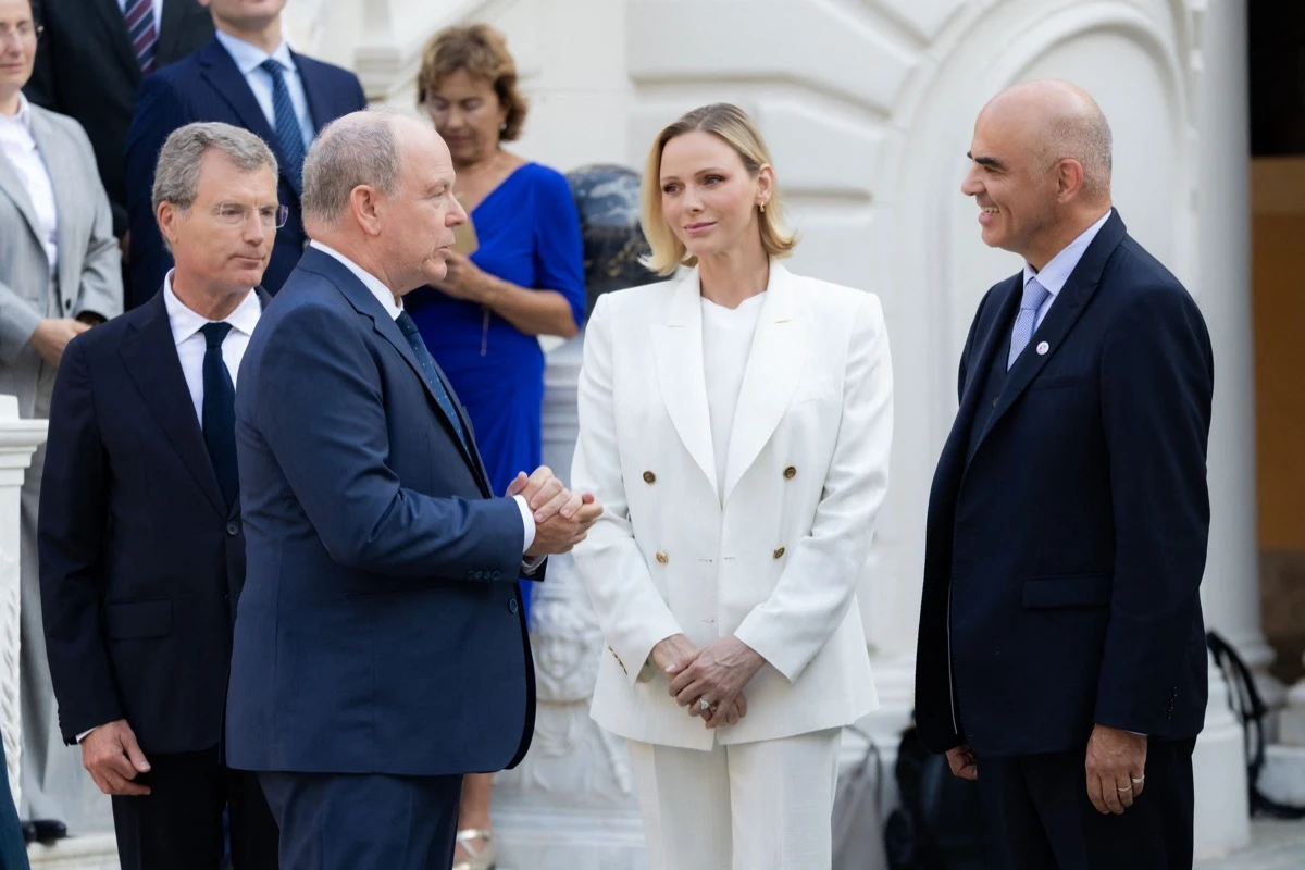 Charlene de Mónaco lleva el sastre monocromo a la máxima expresión y se consagra como la reina del minimalismo