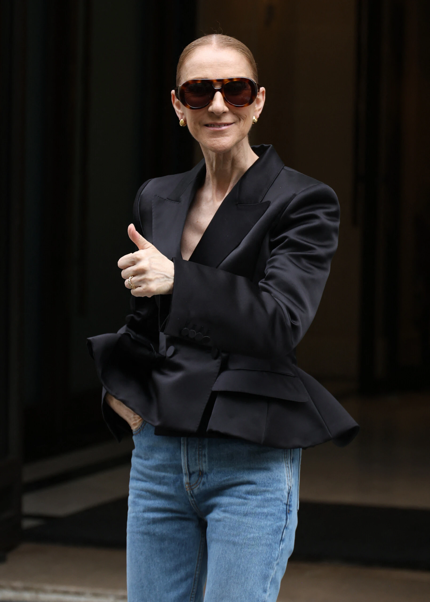 Celine Dion y su look súper chic con jeans.