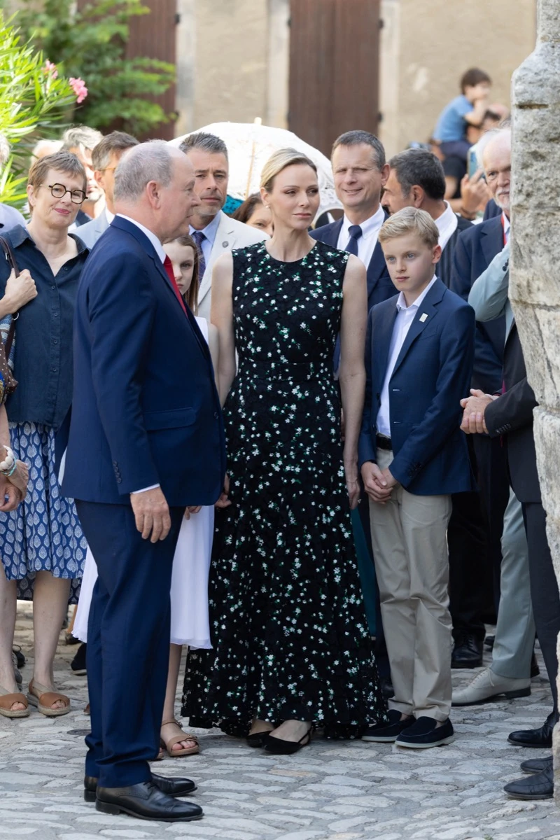 Charlene recupera el espíritu cottagecore con un vestido floral de Carolina Herrera