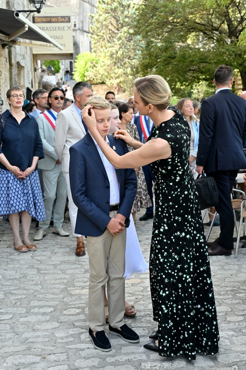 Charlene recupera el espíritu cottagecore con un vestido floral de Carolina Herrera