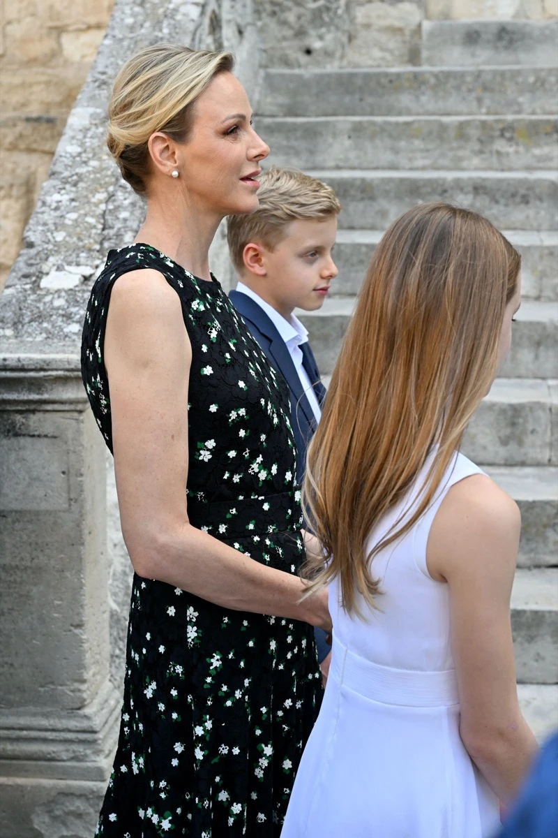Charlene recupera el espíritu cottagecore con un vestido floral de Carolina Herrera