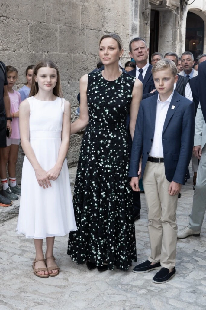 Charlene recupera el espíritu cottagecore con un vestido floral de Carolina Herrera