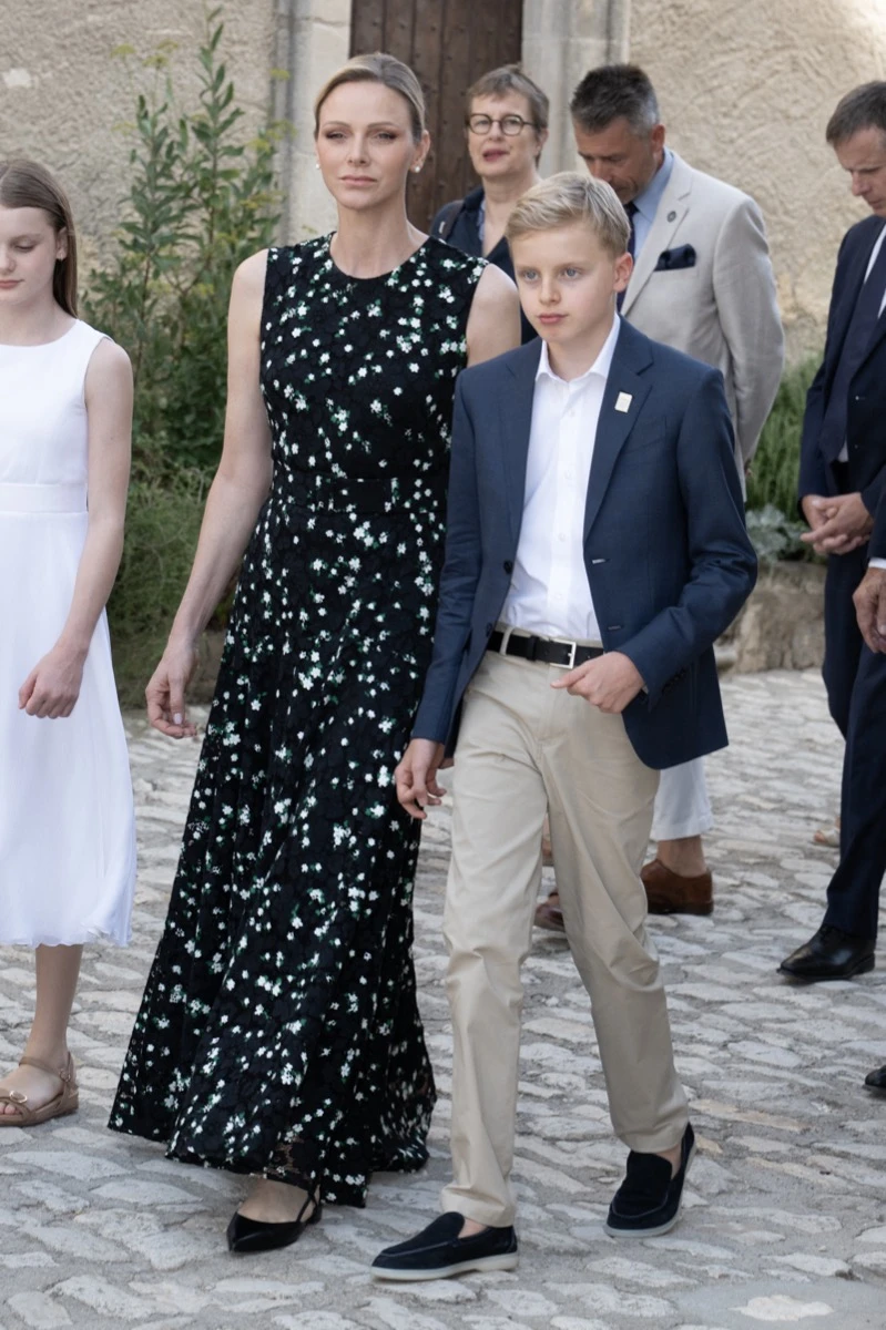 Charlene recupera el espíritu cottagecore con un vestido floral de Carolina Herrera