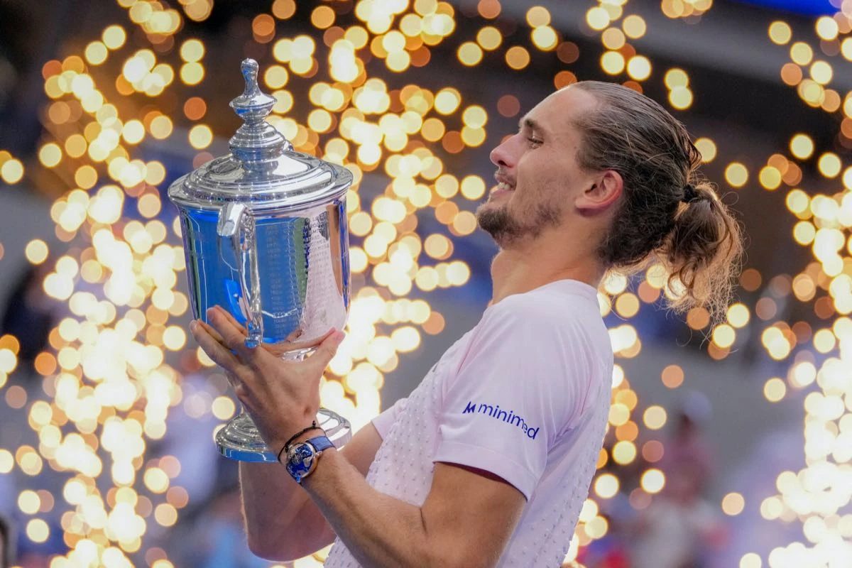 Alexander Zverev con el trofeo que ganó este fin de semana