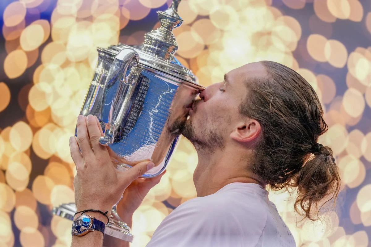 Alexander Zverev con el trofeo que ganó este fin de semana